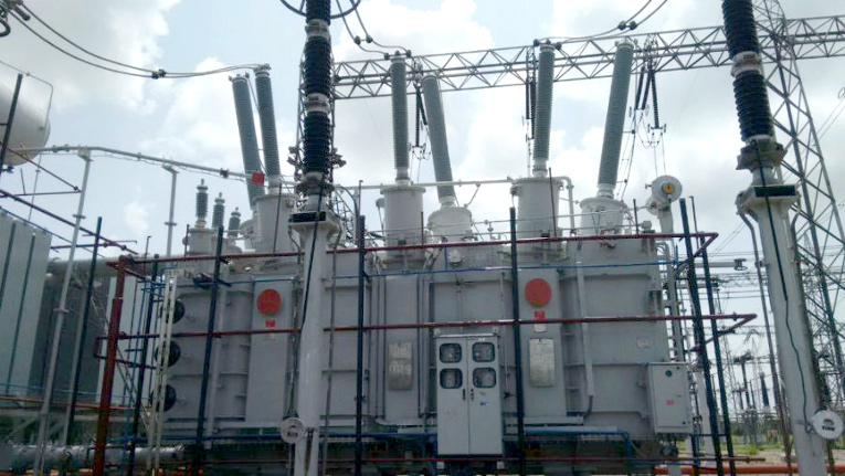 Transformer with Izolyator 400 kV bushings at Bamnauli substation in India