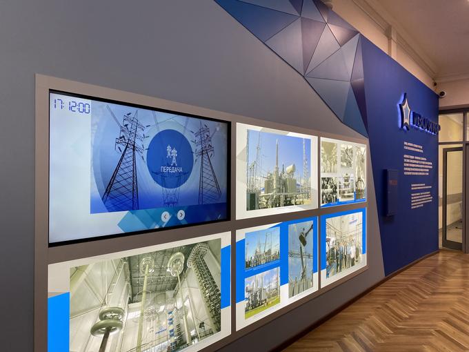 The entrance group of the Izolyator classroom in the National Research University ‘Moscow Power Engineering Institute’, which tells about the centuriy-long history and the present-day achievements of the enterprise