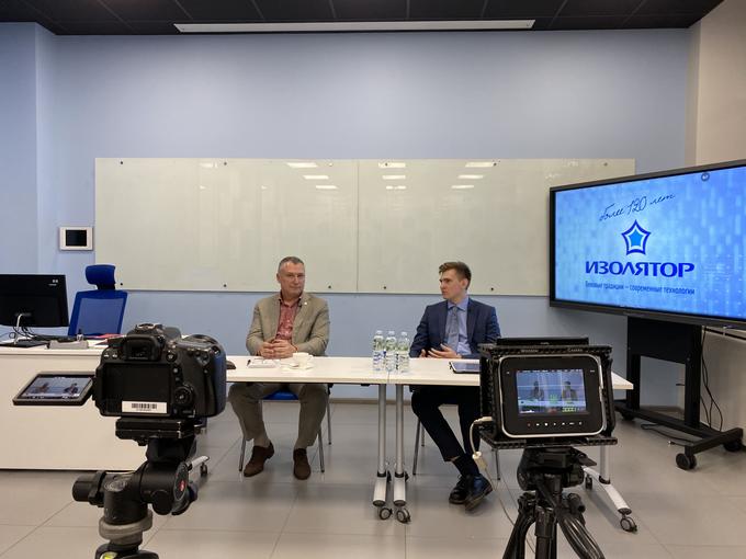 Alexander Slavinsky is answering questions of the students of the Institute of Electrical Power Engineering