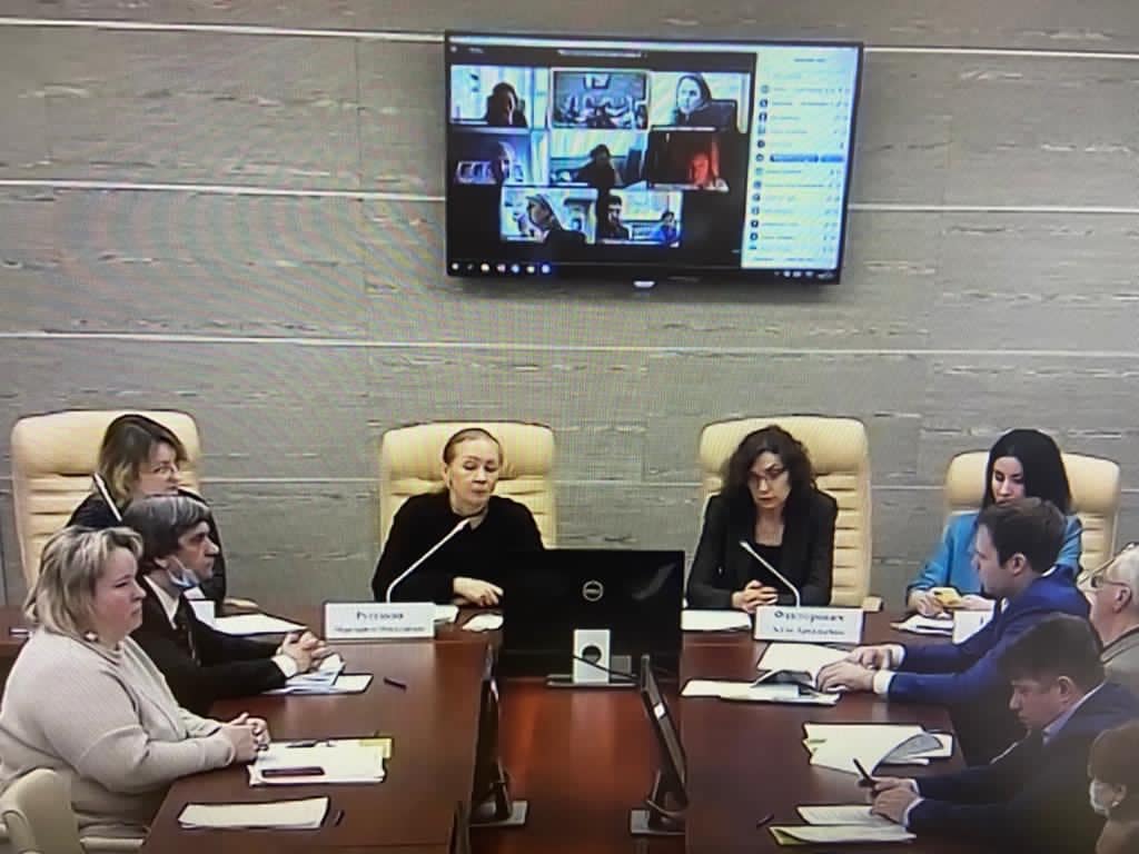 The session is attended by Julia Turina, Head of the Human Resources, Deputy Chairman of Board of Izolyator Corporate University (L)