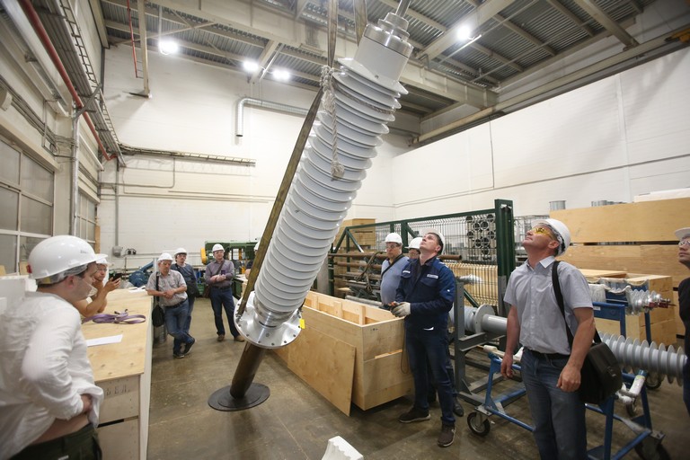 Practicing the operation of setting the bushing into a vertical position after removing it from the packaging 